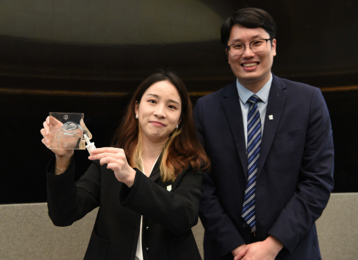HKUMed has developed the world’s first nasal spray as prehospital emergency aid for ischemic stroke. The project was led by Professor Aviva Chow Shing-fung (right) from the Department of Pharmacology and Pharmacy at HKUMed, and Dr Shao Zitong from the InnoHK Advanced Biomedical Instrumentation Centre.
 